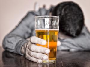Последствия жизни с алкоголиком и как его разлюбить?